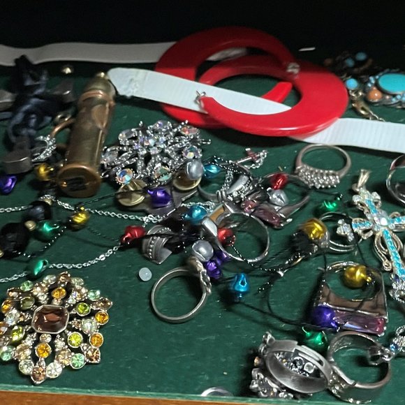 Assorted items. - Picture 8 of 10